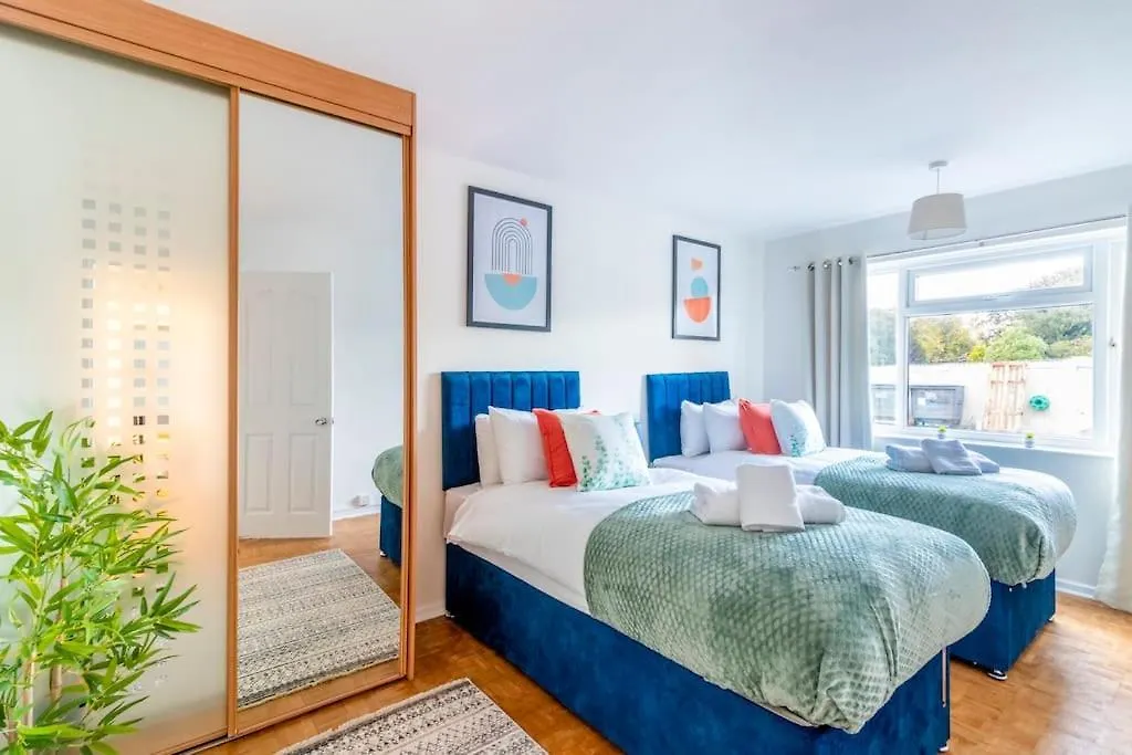 Beautiful Sea View 2 Bedroom Sleeps 6-Free Parking Bournemouth 0*,  United Kingdom