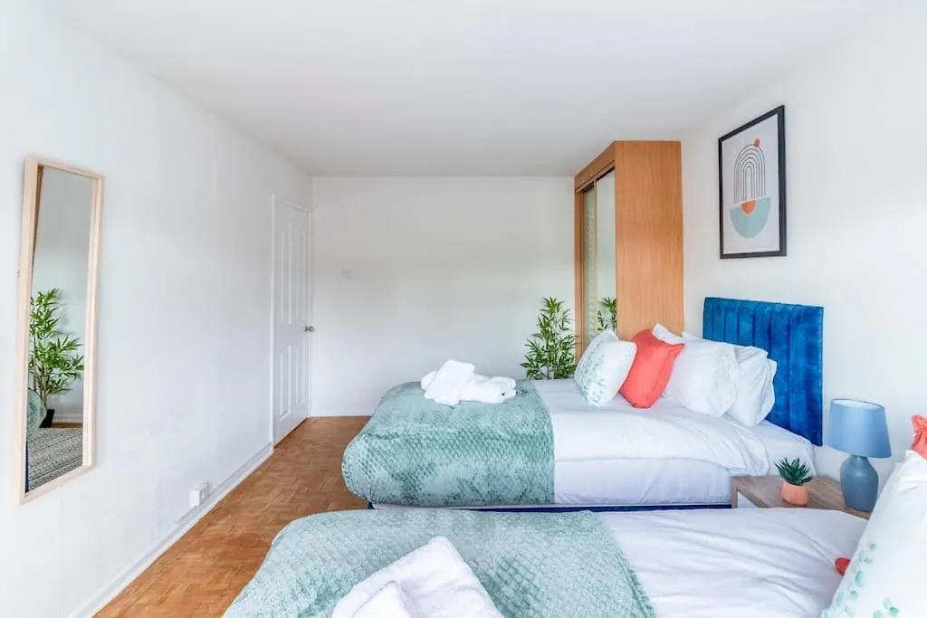 Beautiful Sea View 2 Bedroom Sleeps 6-Free Parking Bournemouth Apartment