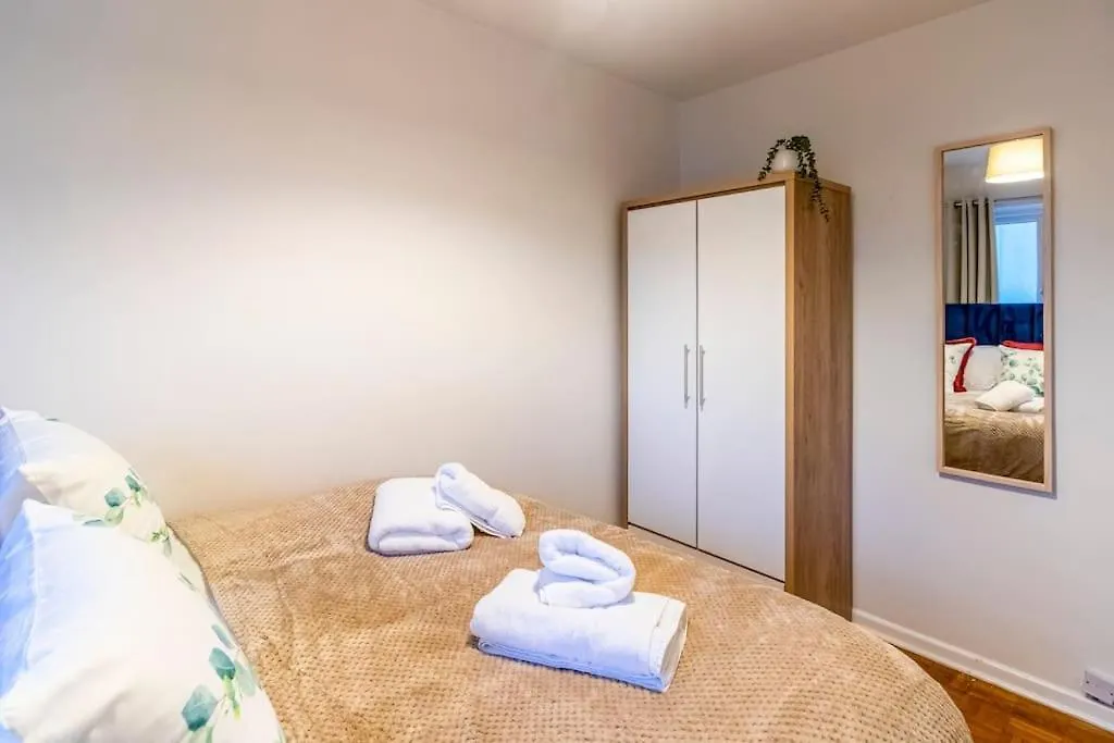 Beautiful Sea View 2 Bedroom Sleeps 6-Free Parking Bournemouth Apartment